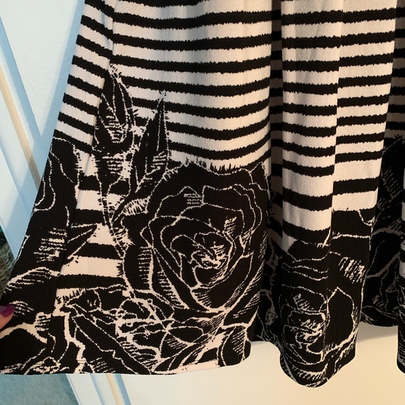 Gorgeous Black White Floral Stripe Lularoe Amelia - Picture 2 of 5